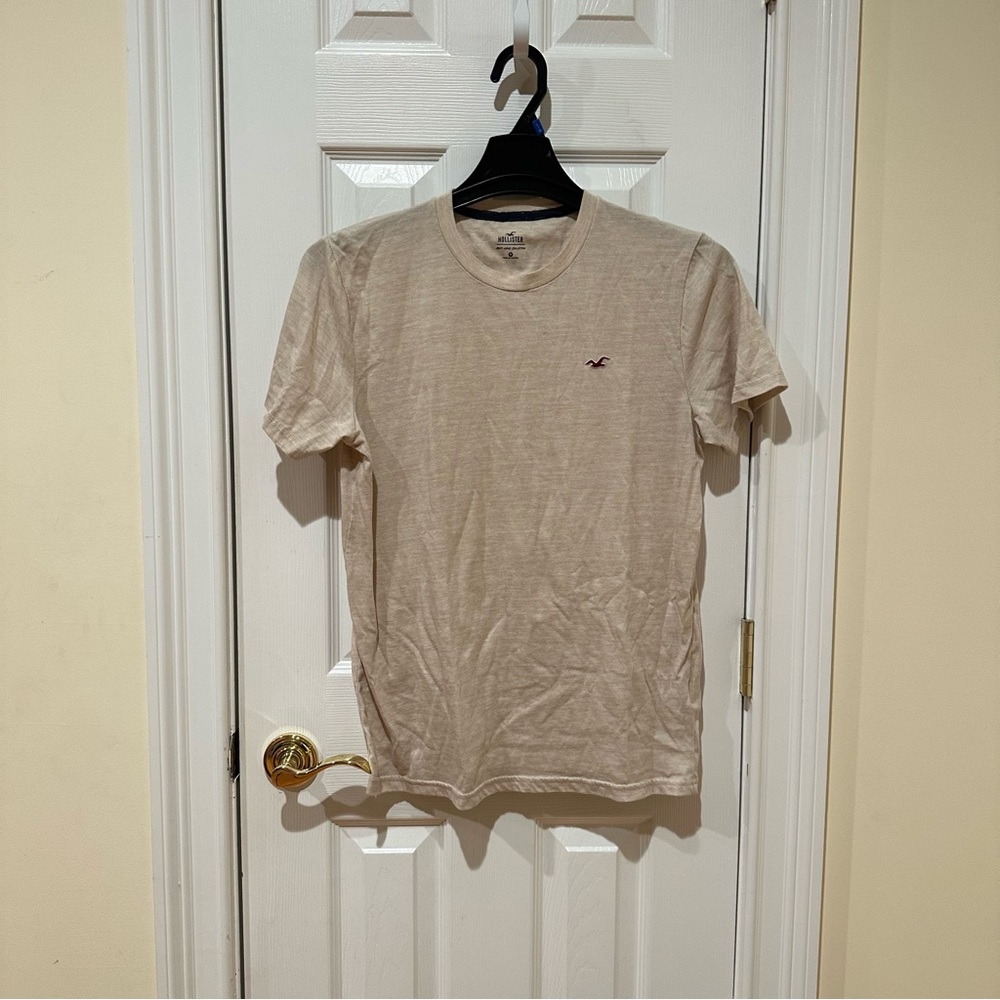 Hollister Men's Beige T-Shirt, Size Medium